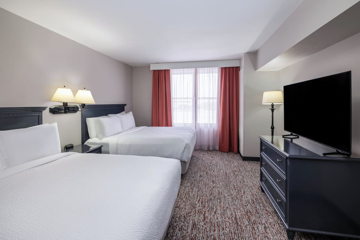 Phòng Suite, 2 giường cỡ queen | Bộ đồ giường cao cấp, nệm có lớp đệm bông, bàn, màn/rèm cản sáng