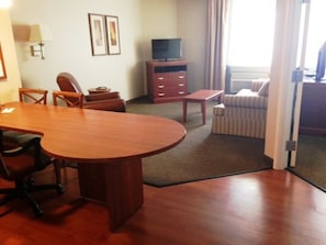Suite, Non Smoking | Living room | 32-inch flat-screen TV with cable channels, TV