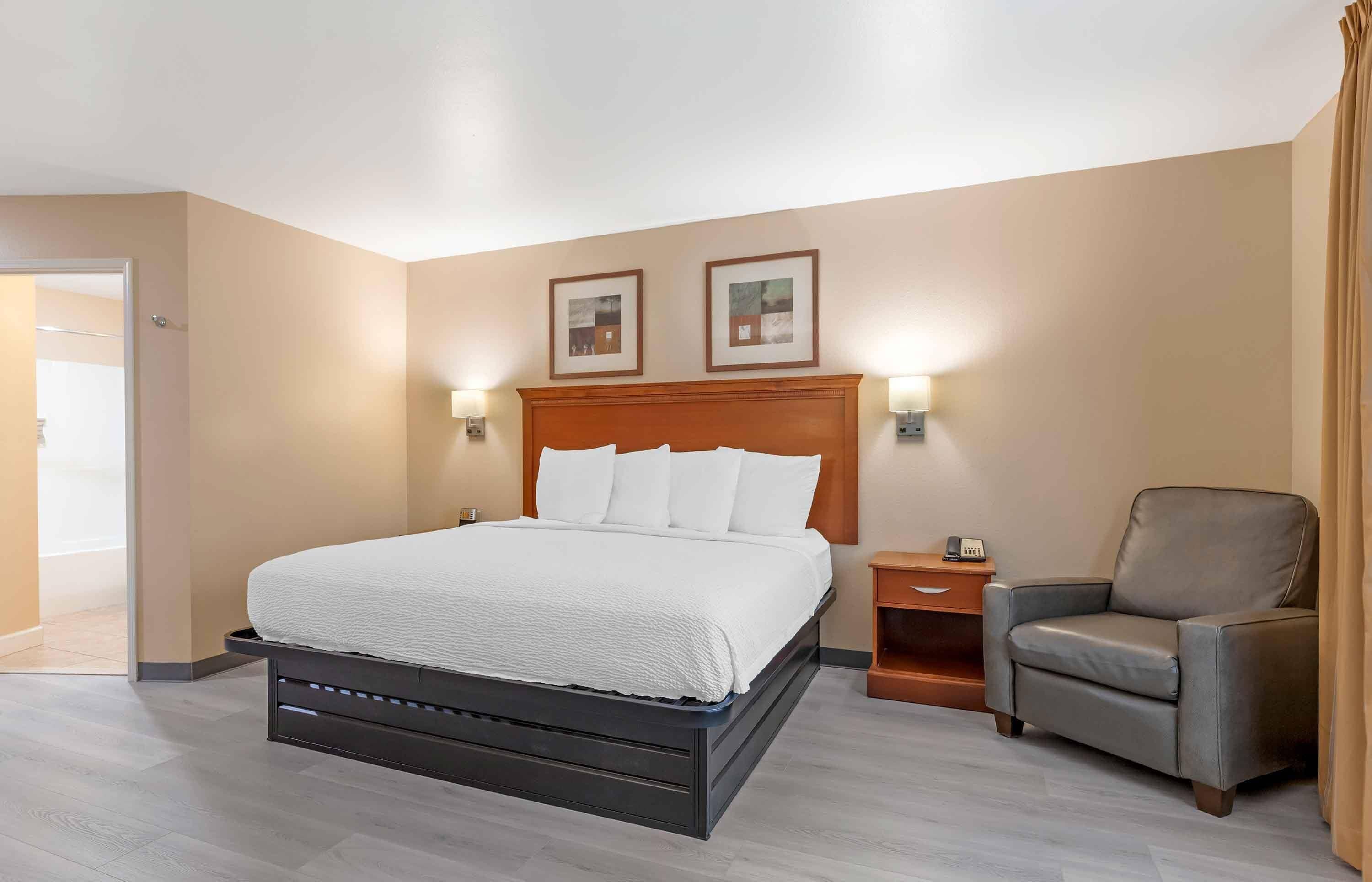 Standard Studio, 1 King Bed, Non Smoking, Refrigerator & Microwave | Individually decorated, individually furnished, desk, iron/ironing board