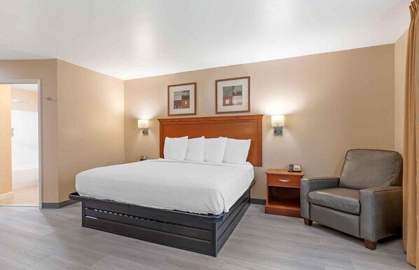 Estudio estándar, 1 cama King size, para no fumadores, refrigerador y microondas | Decoración personalizada, muebles diferentes y escritorio 