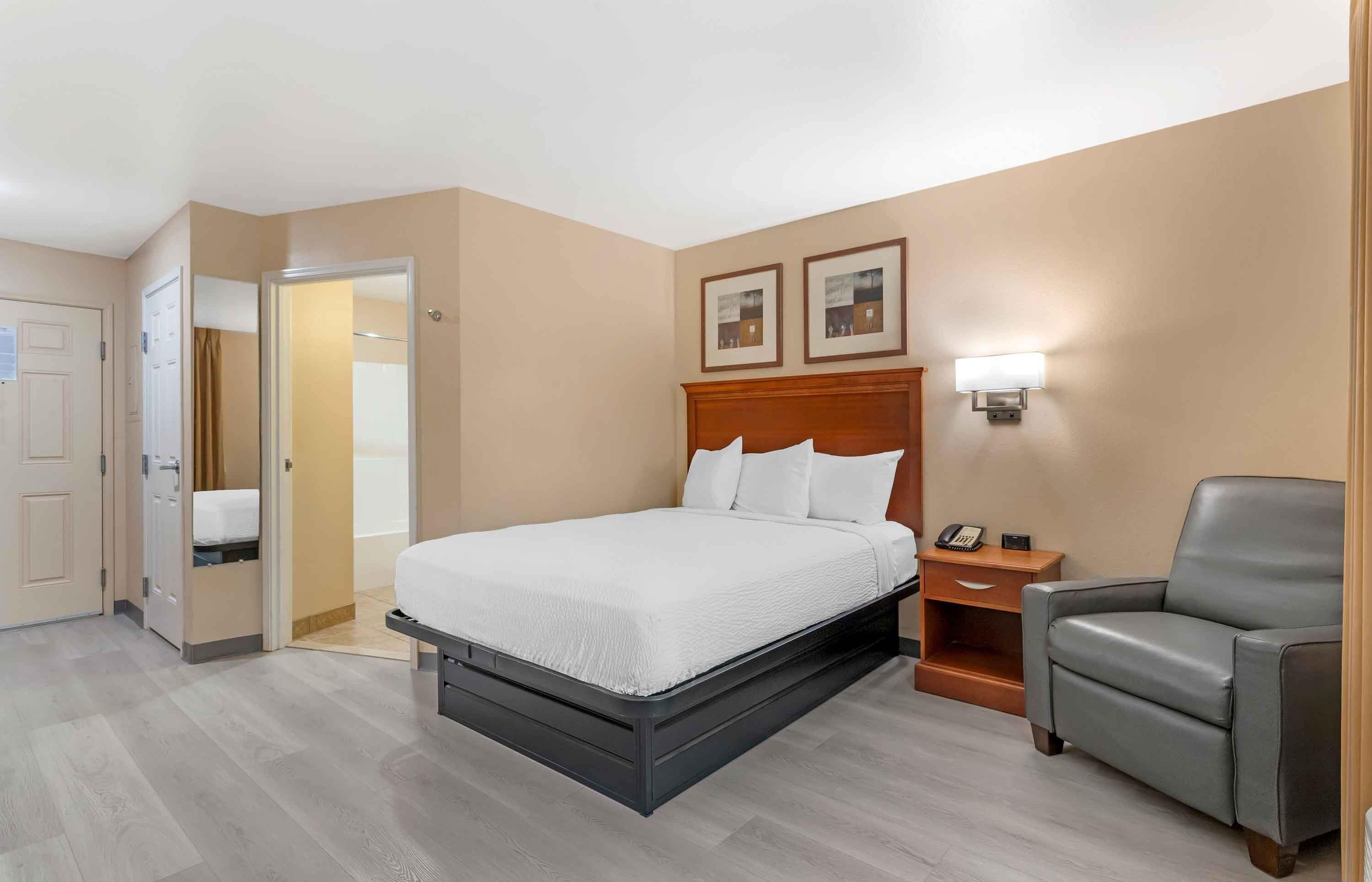 Standard Studio, 1 Queen Bed, Non Smoking, Refrigerator & Microwave | Individually decorated, individually furnished, desk, iron/ironing board