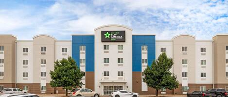 A hotel with a sign for Extended Stay America Suites.