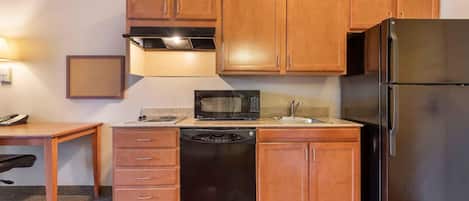 Refrigerador con freezer, microondas, placa de cocina, lavavajillas