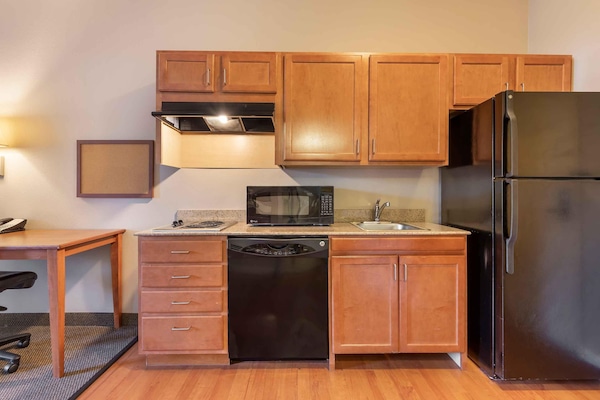 Refrigerador con freezer, microondas, placa de cocina, lavavajillas