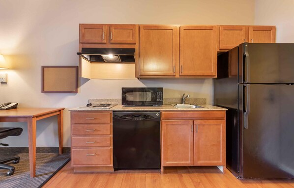 Großer Kühlschrank, Mikrowelle, Herdplatte, Geschirrspüler