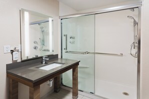 Studiosviitti, 1 keskisuuri parisänky, esteetön (Mobility, Accessible Tub) | Kylpyhuone | Ilmaiset hygieniatuotteet, hiustenkuivaaja, pyyhkeet