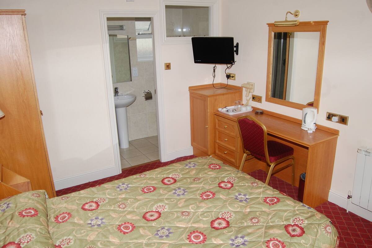Double Room | Desk, soundproofing, iron/ironing board (on request), WiFi (surcharge)