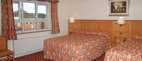 Skrivbord, ljudisolering, strykjärn/strykbräda och wi-fi