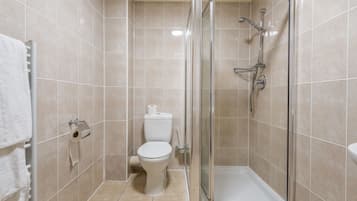 Triple Room | Bathroom | Hair dryer, towels