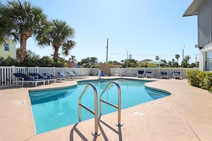 Piscina externa, funciona das 9h às 21h, guarda-sóis, espreguiçadeiras
