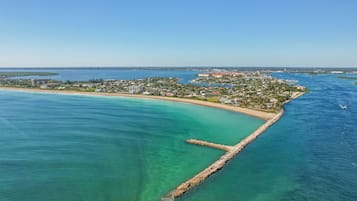 Ubicación cercana a la playa, sombrillas y toallas de playa