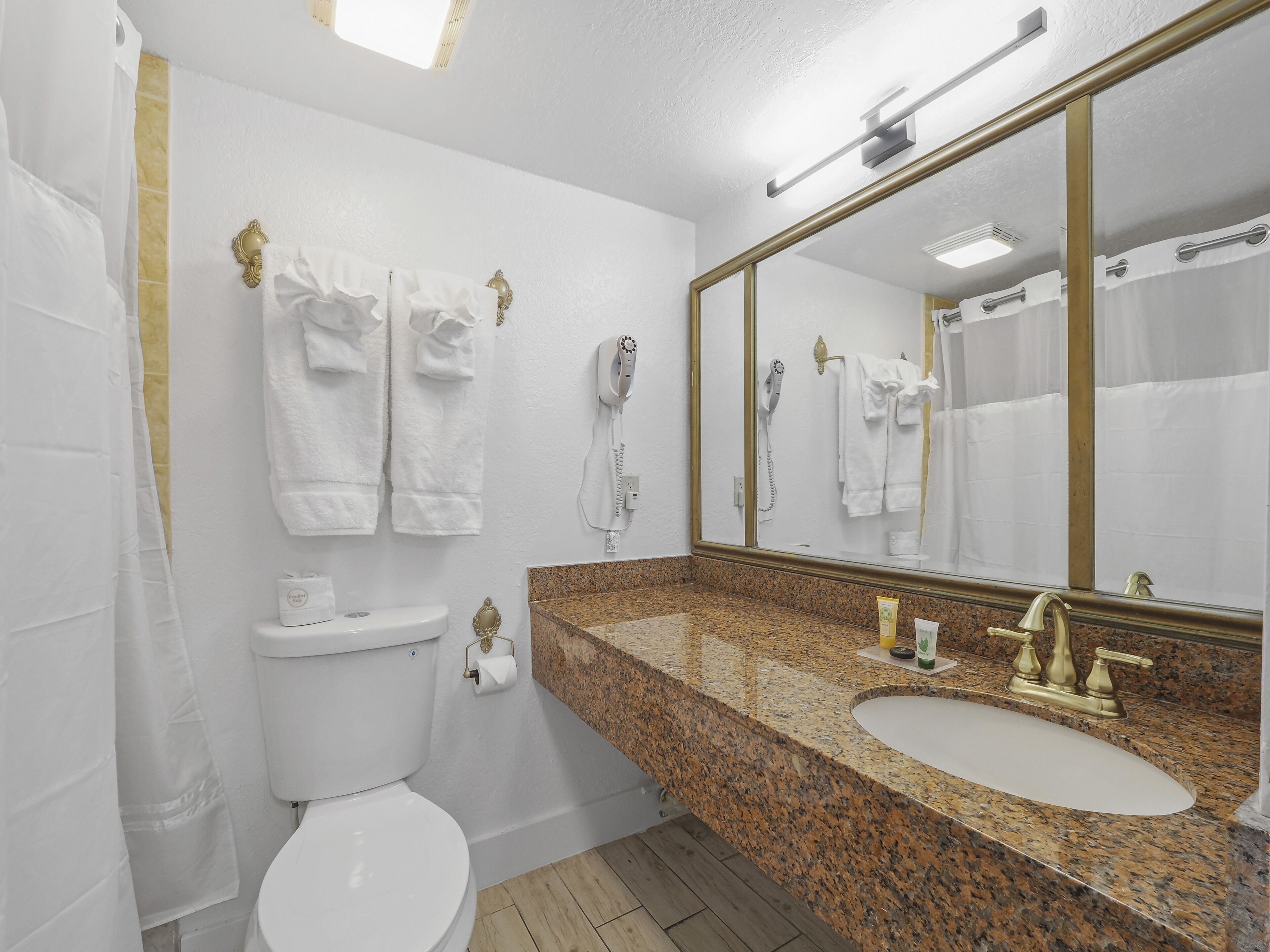 King Room Sunset View Balcony | Baño | Ducha y bañera combinadas y artículos de higiene personal de diseño
