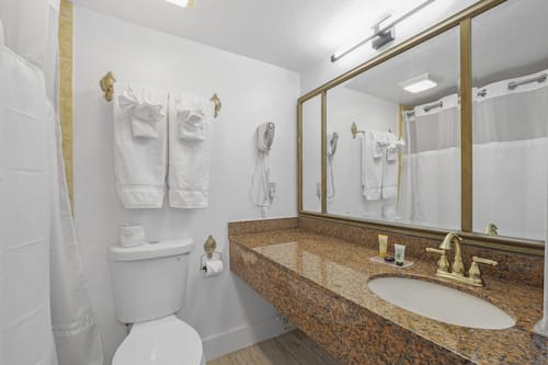 King Room Sunset View Balcony | Baño | Tina con regadera, amenidades de baño de diseñador, secadora de cabello