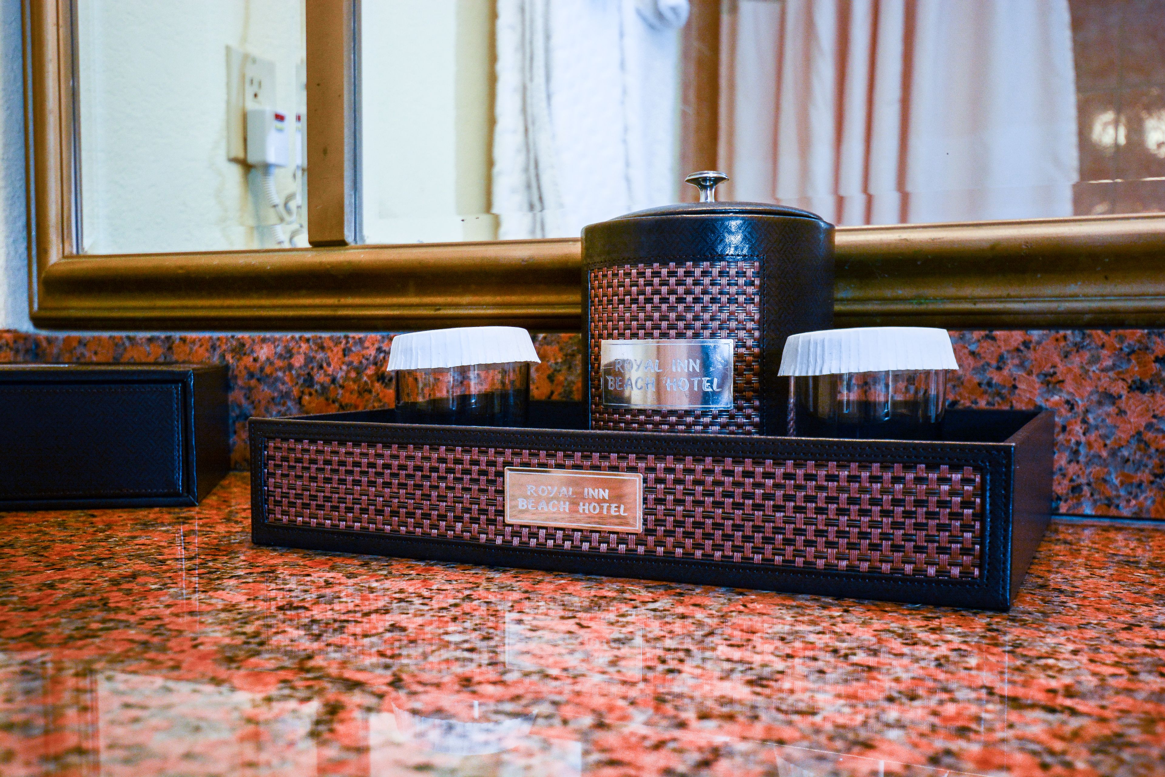 Um minibar com etiqueta indicando ser do Hotel Royal Inn Beach.