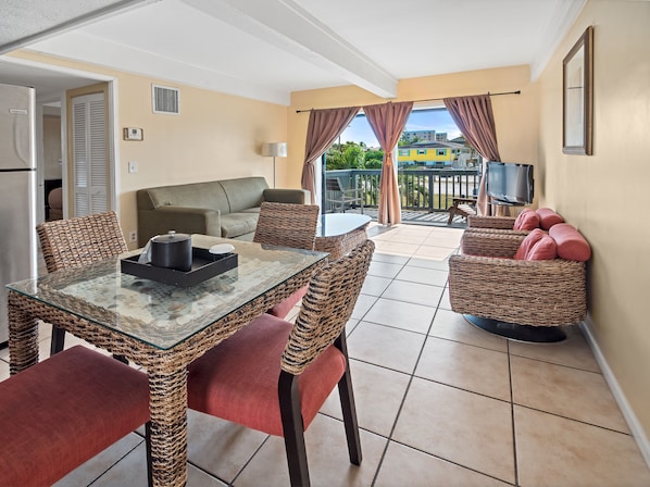 Suite, 2 chambres, cuisine | Coin séjour