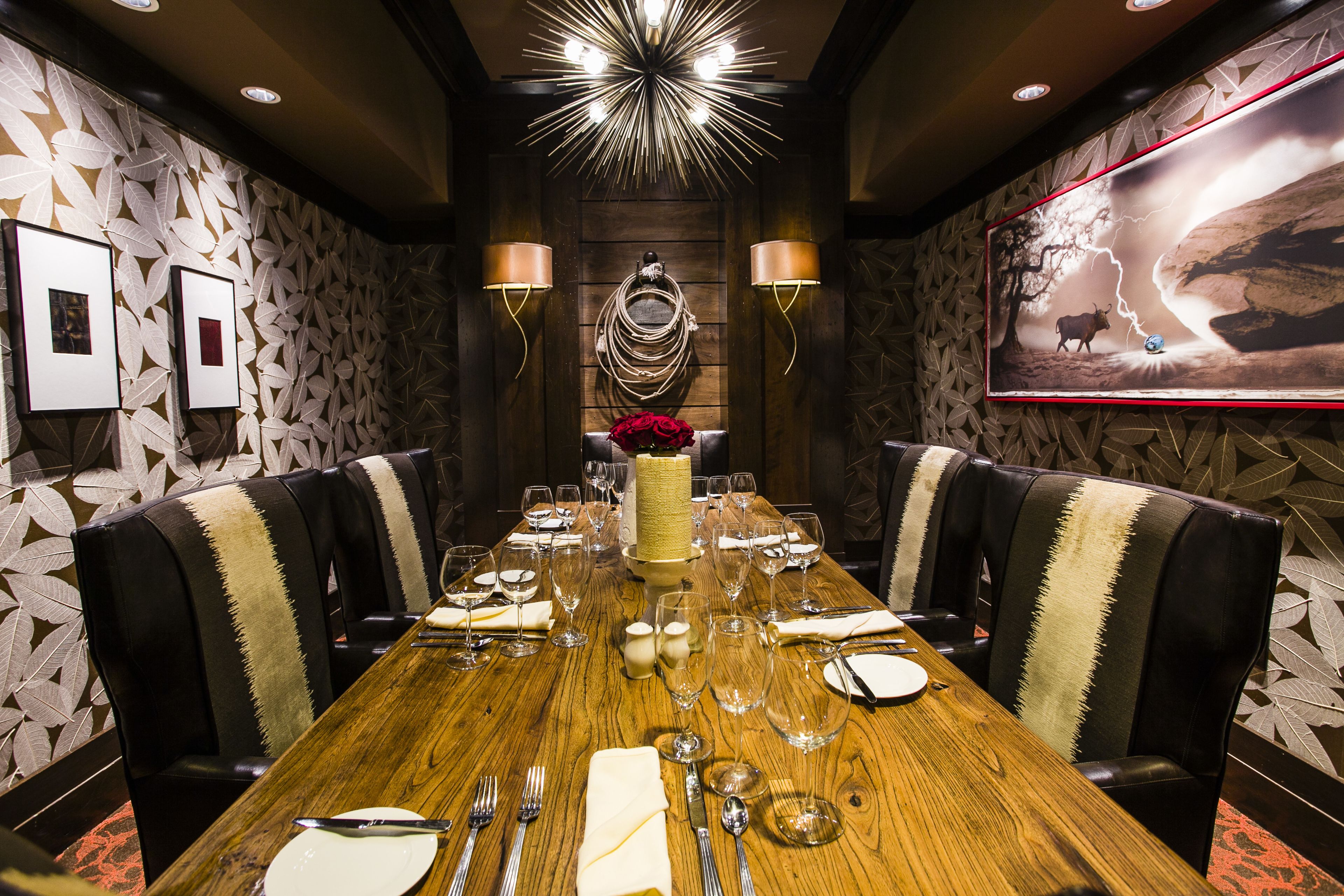 供应早餐、午餐和晚餐