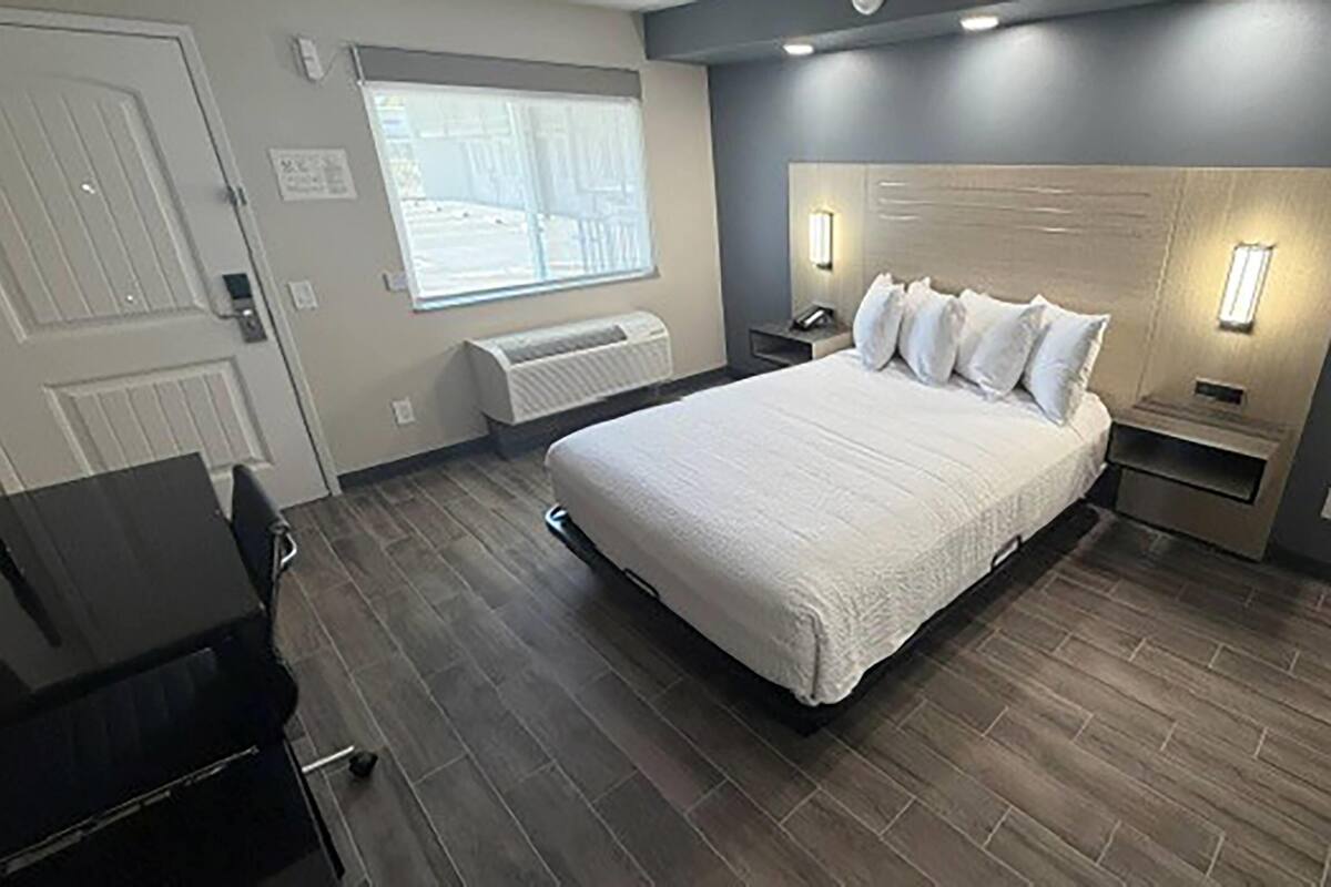 Premium bedding, desk, blackout curtains, free WiFi