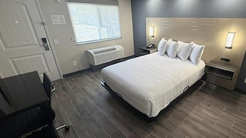Roupas de cama premium, escrivaninha, cortinas blackout