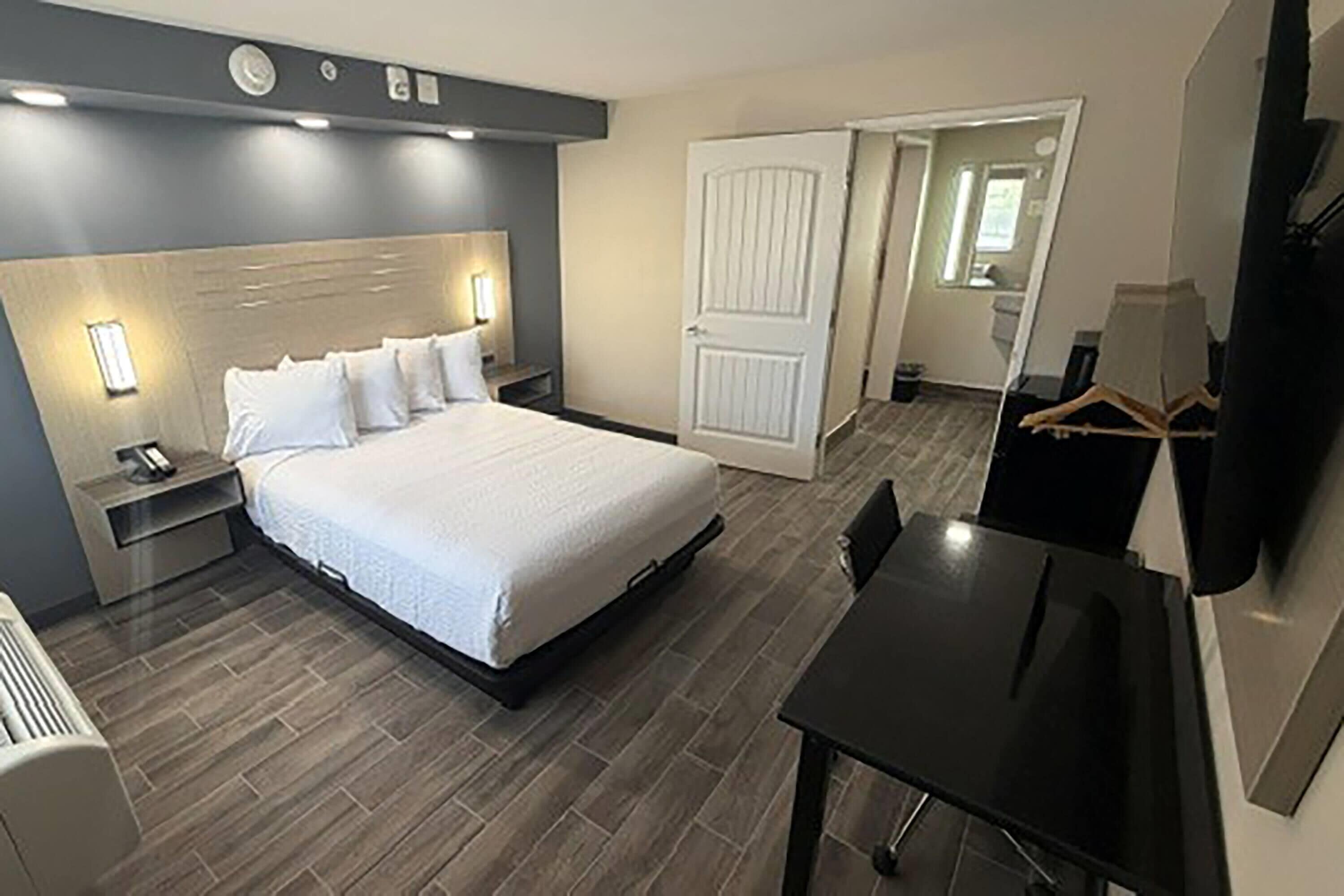 Roupas de cama premium, escrivaninha, cortinas blackout