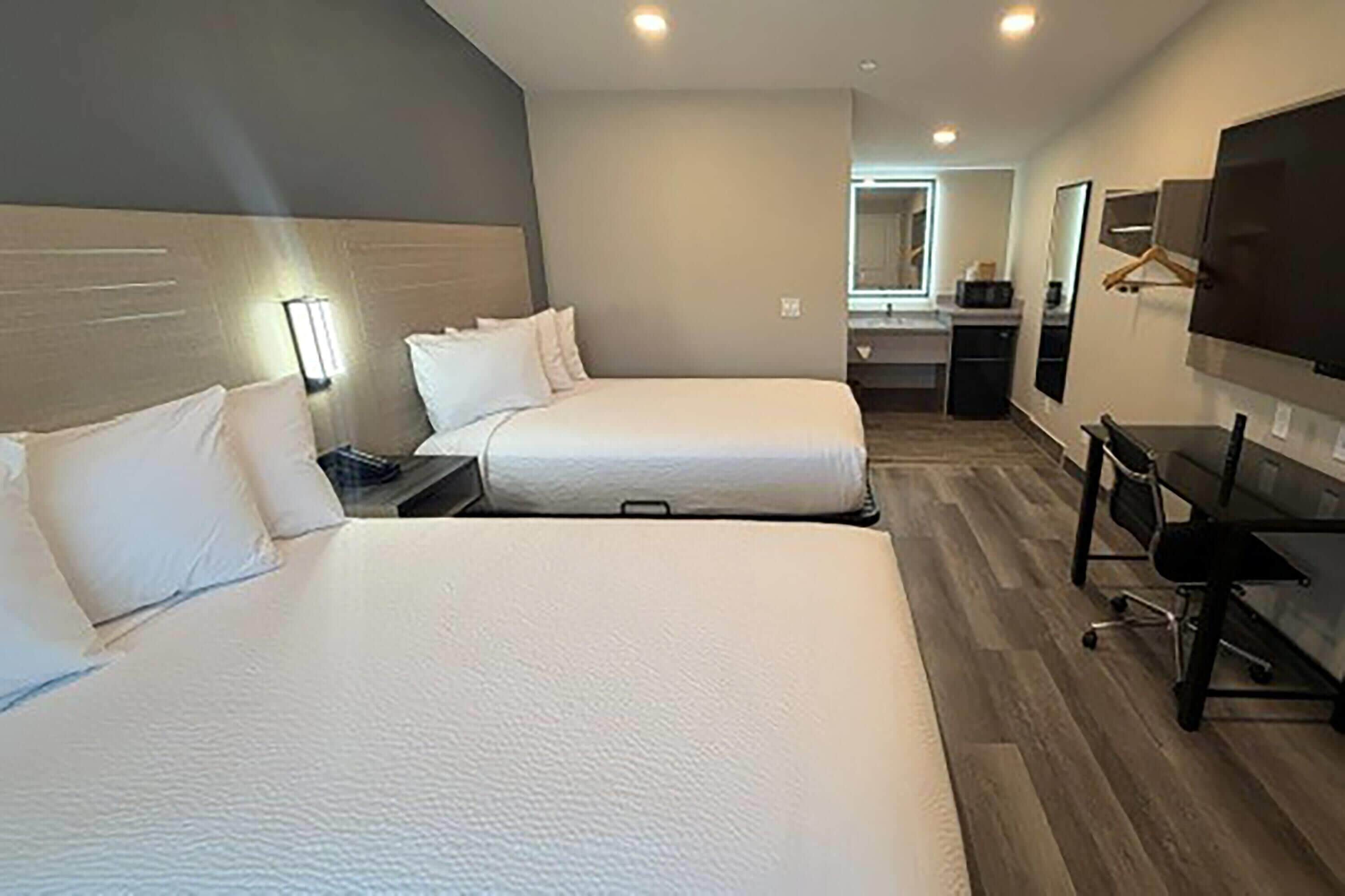 Habitación, 2 camas matrimoniales, para no fumadores | Ropa de cama de alta calidad, escritorio y cortinas blackout 