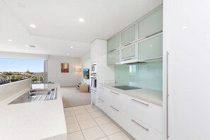 Standard Penthouse | Private kitchen | Full-sized fridge, microwave, dishwasher, espresso maker - Akama Resort (Urangan)