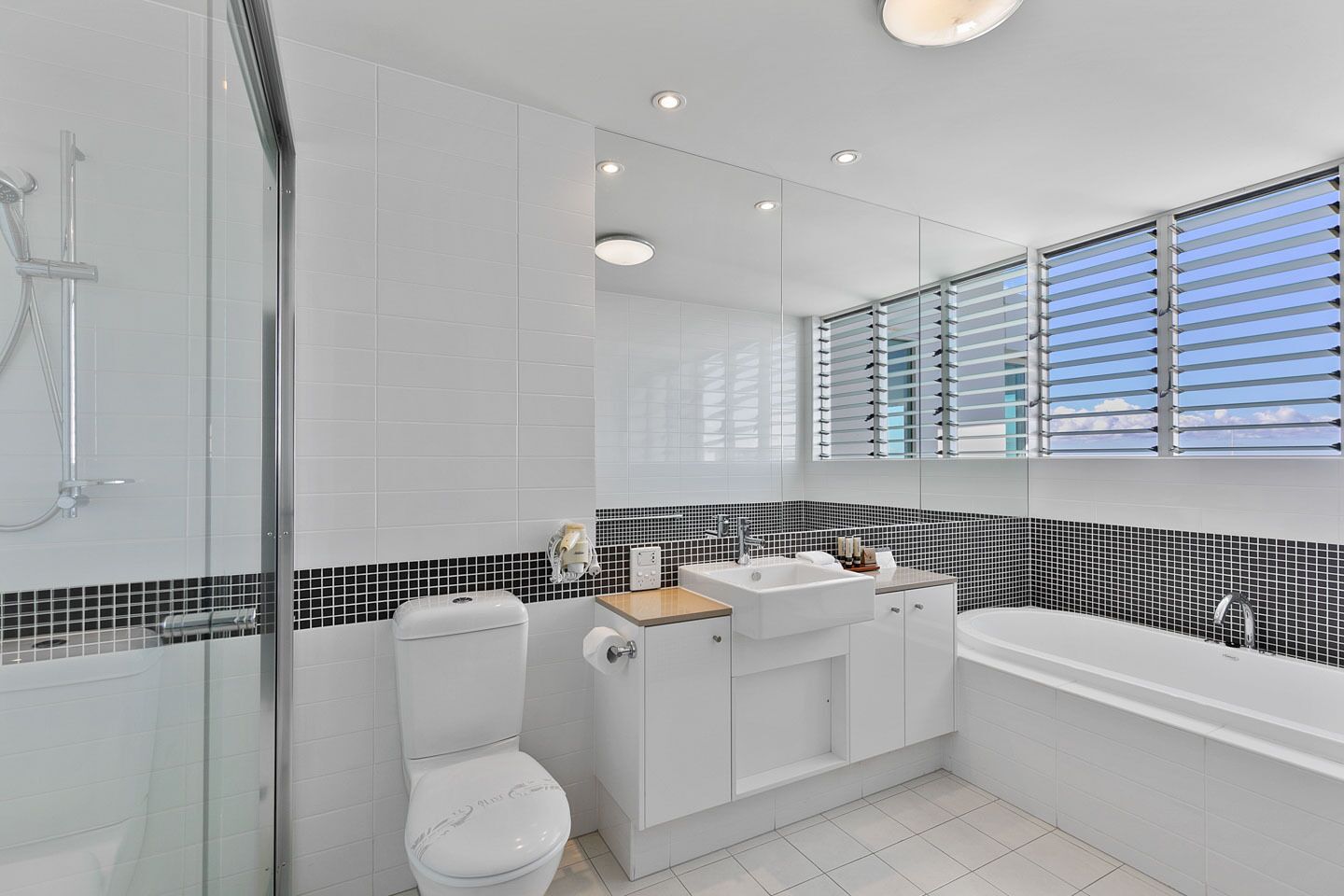 deluxe penthouse | bathroom | separate bathtub and shower, hydromassage showerhead