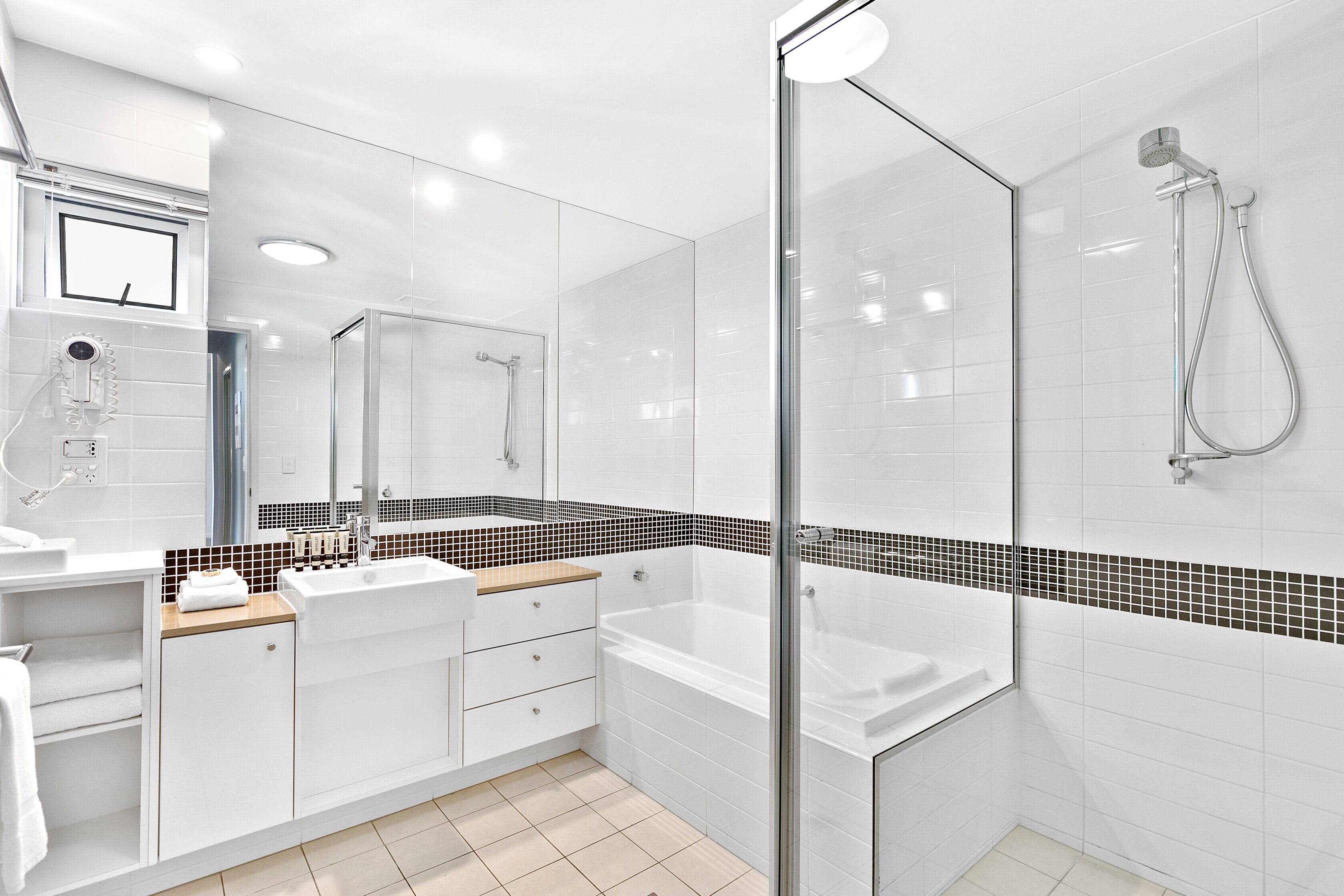 separate bathtub and shower, hydromassage showerhead