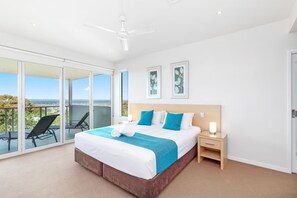 Superior penthouse | Luxe beddengoed, pillowtop-bedden, individueel gemeubileerd, een bureau