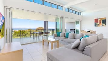 Deluxe Penthouse | Premium bedding, pillowtop beds, individually furnished, desk