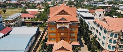 Vista frontal de la propiedad