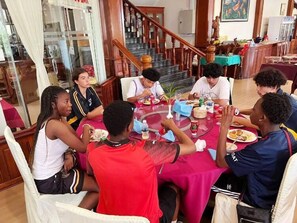 Frühstück, Mittagessen, Abendessen und Brunch werden serviert