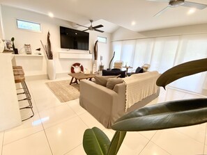 Living area - Bay Haven Lodge (Byron Bay)