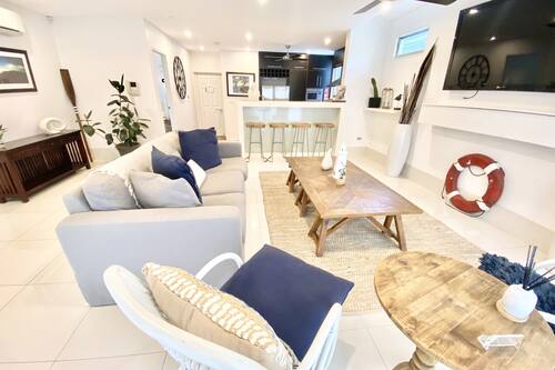 Grand Suite, 1 Queen Bed | Living area