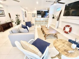 特级套房, 1 张大床 | 起居区 | 52-英寸液晶电视 （配备数码频道）、电视