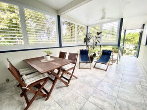 Egyptian cotton sheets, premium bedding, minibar, individually decorated - Bay Haven Lodge (Byron Bay)