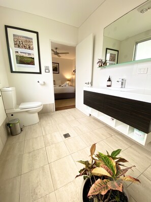 Grand Suite, 1 Queen Bed | Bathroom