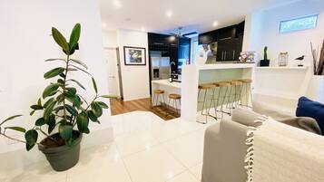 Grand Suite, 1 Queen Bed | Living area