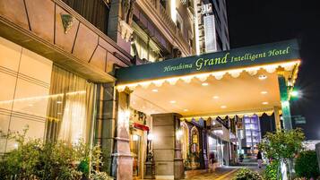 Fachada de la propiedad por la tarde o noche