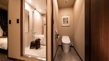 Ensemble douche/baignoire, sèche-cheveux, chaussons, serviettes fournies
