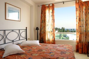 1 dormitorio, colchones con acolchado adicional, minibar y escritorio