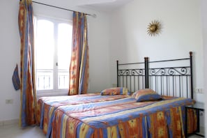 1 chambre, surmatelas, minibar, bureau