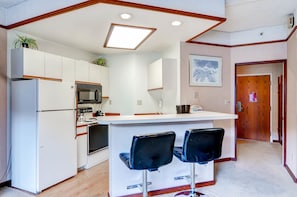 Studio, Non Smoking | Private kitchen | Coffee/tea maker