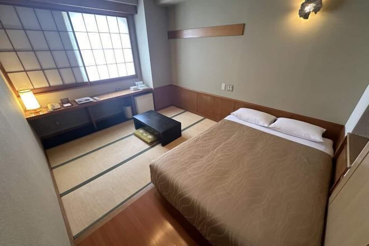 Een strijkplank/strijkijzer, gratis wifi, beddengoed
