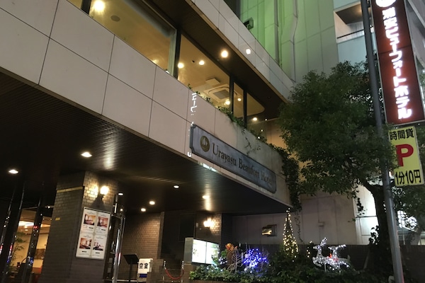 Majoituspaikan julkisivu illalla/yöllä