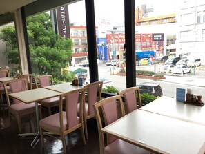 Tägliches Frühstücksbuffet gegen Gebühr