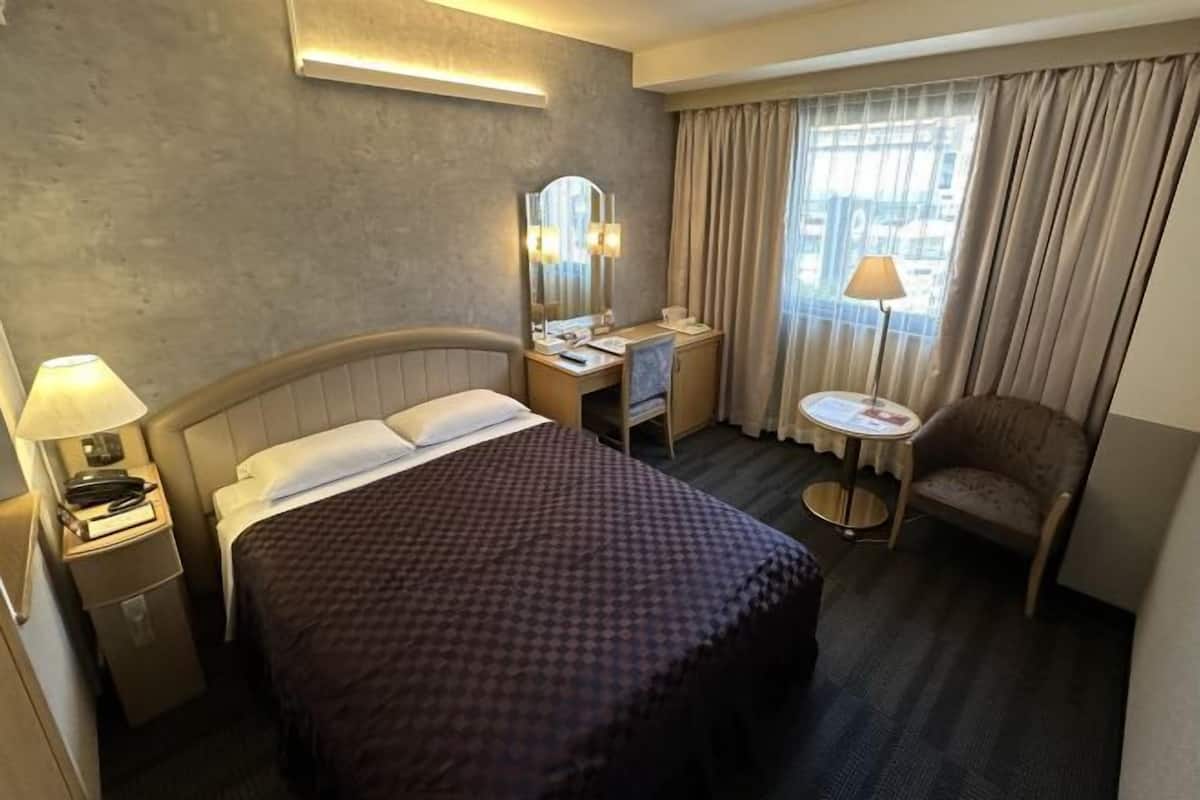 Een strijkplank/strijkijzer, gratis wifi, beddengoed