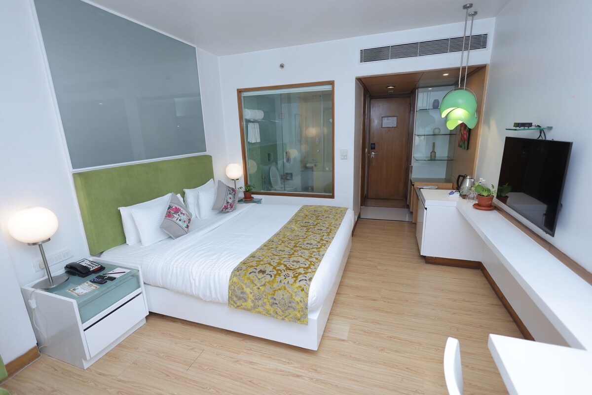 Designer Suite with living Room | In-room safe, desk, soundproofing, iron/ironing board (on request)