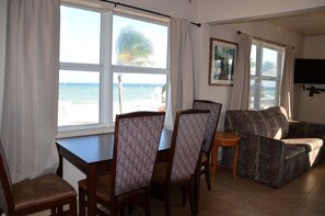 Standaard kamer, 1 kingsize bed met slaapbank, uitzicht op zee | Uitzicht vanuit de kamer