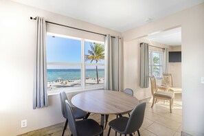 Habitación Deluxe, cocina, vistas al mar | Cocina privada | Frigorífico, microondas, cafetera o tetera y tostadora