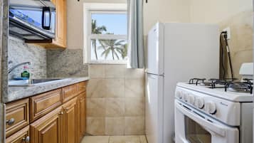 Refrigerador, microondas, cafetera/tetera, tostadora